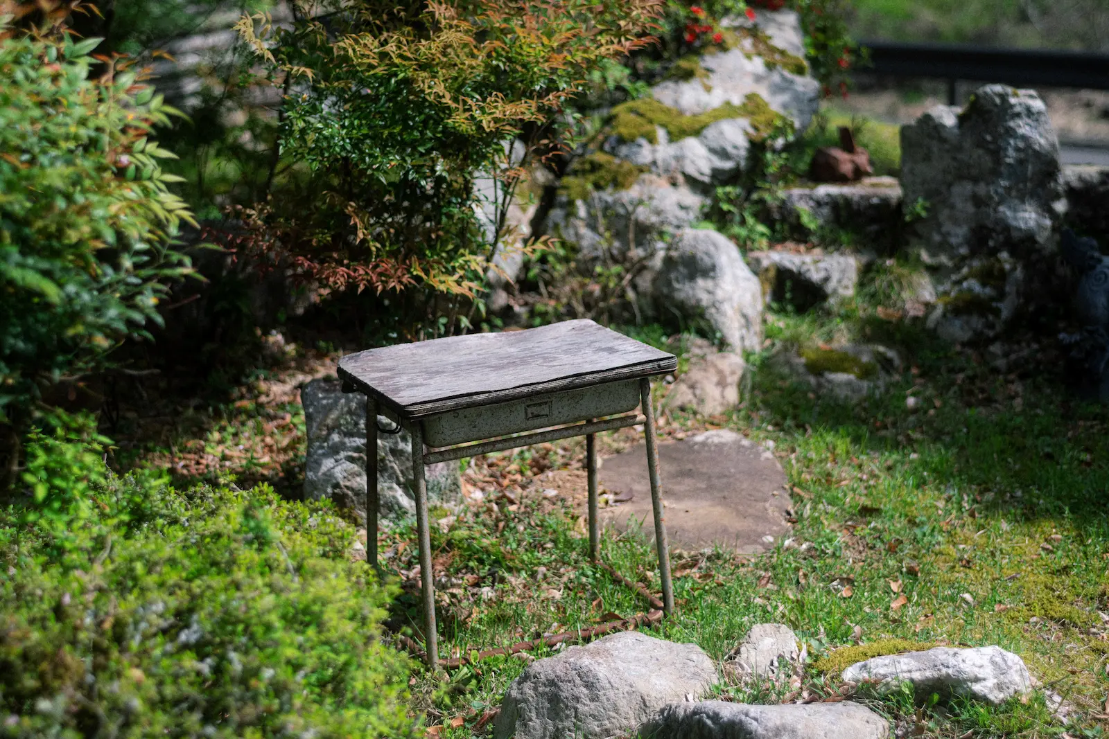 草むらに置かれた古い木の台