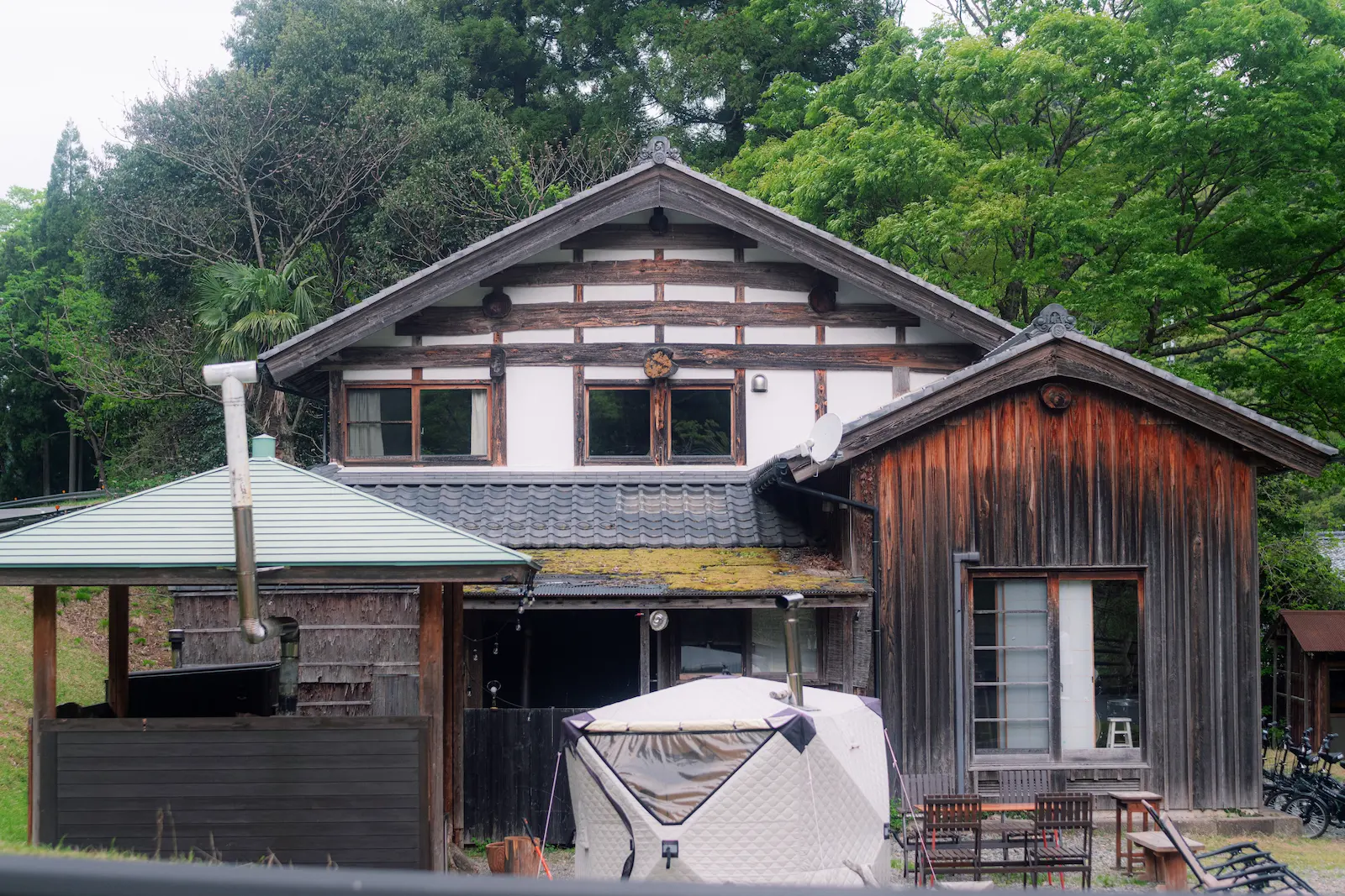 緑に囲まれた古民家の外観