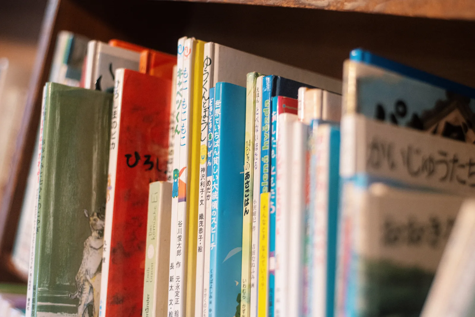図書室に並ぶ絵本